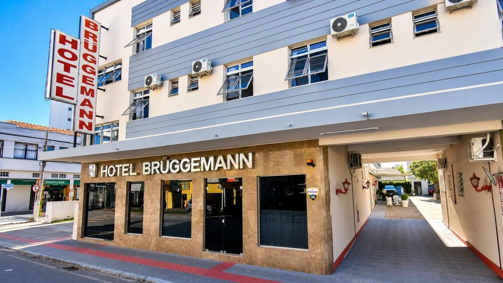 Fachada do Hotel Brüggemann, no bairro Estreito, em Florianópolis
